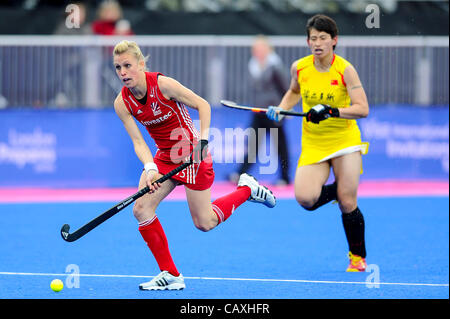 03.05.2012 Londra, Inghilterra. La Gran Bretagna in avanti # 15 Alex DANSON (GBR) in azione durante la donna confronto preliminare tra Cina e Gran Bretagna il giorno 2 della Visa International Invitational torneo di hockey presso la riva del fiume Arena sul Parco Olimpico. (Questo è un 2012 Olimpiadi evento di prova, p Foto Stock