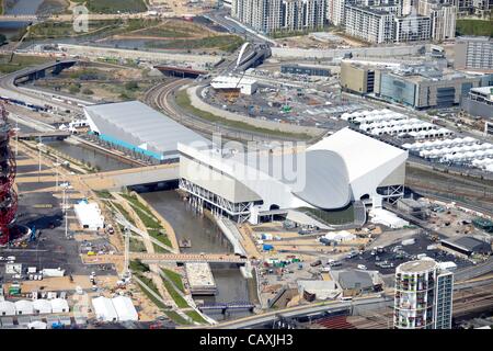 La fotografia aerea di pallanuoto e di Aquatics Centre di Olympic Park, Londra 2012 Sito olimpico, Stratford London E20 REGNO UNITO, 30 aprile 2012 Foto Stock