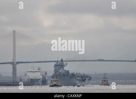 HMS Ocean. Il fiume Tamigi. Rainham. Essex, Regno Unito, Venerdì. 04/05/2012. HMS Ocean va sotto la Queen Elizabeth II Bridge (Dartford Bridge). Olimpiadi di Londra 2012 esercitazioni di sicurezza. Foto Stock