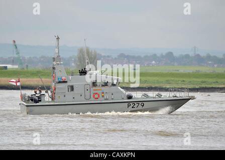 HMS Ocean. Il fiume Tamigi. Rainham. Essex, Regno Unito, Venerdì. 04/05/2012. HMS Blazer, parte dell'Oceano HMS flottiglia. Olimpiadi di Londra 2012 esercitazioni di sicurezza. Foto Stock