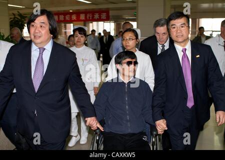 Cieco avvocato dissidente Chen Guangcheng, centro è scortato da ambasciatore statunitense in Cina Gary Locke, destra e consulente legale Harold Koh, a sinistra in un ospedale Maggio 2, 2012 a Pechino, in Cina. Chen scampati agli arresti domiciliari e fuggirono verso l Ambasciata degli Stati Uniti è ora di chiedere di lasciare la Cina. Foto Stock