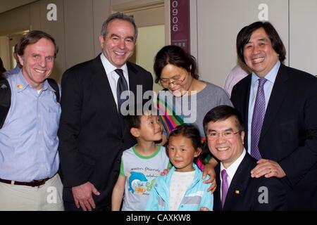 Cieco avvocato dissidente Chen Guangcheng famiglia in posa per una foto del 2 maggio 2012 in ospedale a Pechino in Cina. (L-R) Noi Segretario Assistente di Stato Kurt Campbell, moglie Yuan Weijing, figlio Chen Kerui, figlia Chen Kesi, Consulente legale Harold Koh e ambasciatore statunitense in Cina Gary Locke. Foto Stock