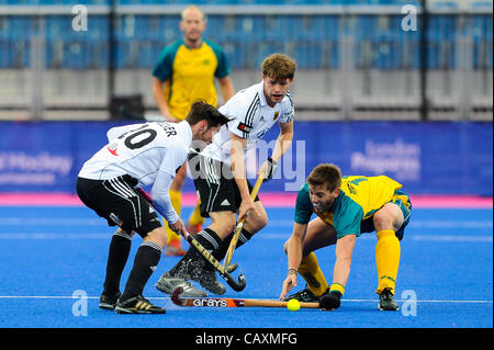 03.05.2012 Londra, Inghilterra. Australia centrocampista #11 Edward OCKENDEN (AUS) ruba la sfera durante gli uomini del confronto preliminare tra la Germania e l' Australia sul Giorno 2 della Visa International Invitational torneo di hockey presso la riva del fiume Arena sul Parco Olimpico. (Questo è un 2012 Olimpiadi anche di prova Foto Stock