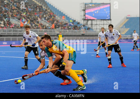 03.05.2012 Londra, Inghilterra. I giocatori si contendono la palla durante gli uomini del confronto preliminare tra la Germania e l' Australia sul Giorno 2 della Visa International Invitational torneo di hockey presso la riva del fiume Arena sul Parco Olimpico. (Questo è un 2012 Olimpiadi evento di prova, parte della London prepara la serie) Foto Stock