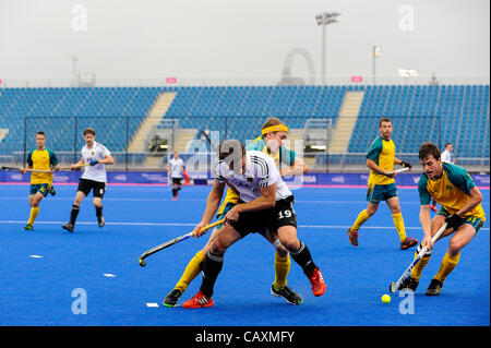 03.05.2012 Londra, Inghilterra. Germania avanti #19 Christopher Zeller (GER) passa come Australia Defender #31 Fergus KAVANAGH (AUS) intercetta durante gli uomini del confronto preliminare tra la Germania e l' Australia sul Giorno 2 della Visa International Invitational torneo di hockey presso la riva del fiume Arena sul Foto Stock