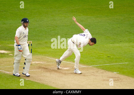 04.05.2012 Birmingham, Inghilterra. Warwickshire v Contea di Durham. Graham cipolle bowling per Durham in azione durante la contea di LV gara di campionato giocato a Edgbaston. Foto Stock