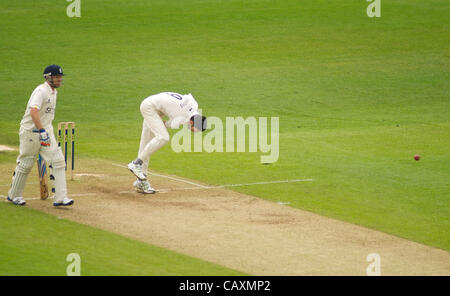 04.05.2012 Birmingham, Inghilterra. Warwickshire v Contea di Durham. Graham cipolle bowling per Durham in azione durante la contea di LV gara di campionato giocato a Edgbaston. Foto Stock