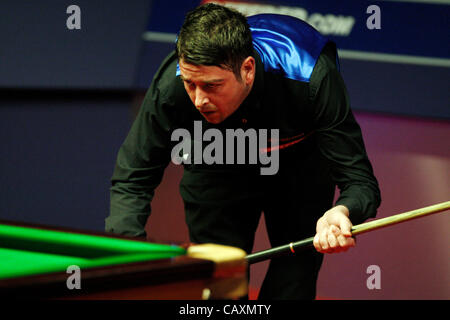 04.05.2012 Il Campionato del Mondo di semifinali, Matthew Stevens in azione contro Ronnie O'Sullivan al Crucible Theatre, Sheffield, Inghilterra. (Seconda sessione, meglio di 33 fotogrammi, giocato su 4 sessioni) Foto Stock