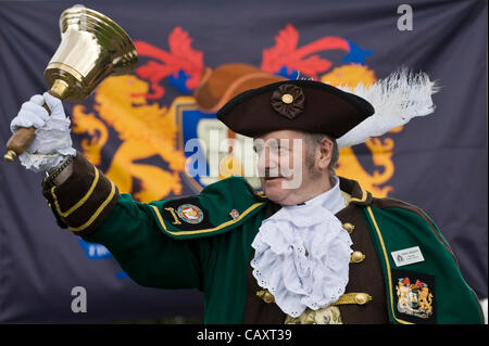 Mike Vescovo di Frome a competere in Bromyard Città Internazionale Festival Criers 2012 tenutasi a Monsummano Terme, Herefordshire, England, Regno Unito Foto Stock