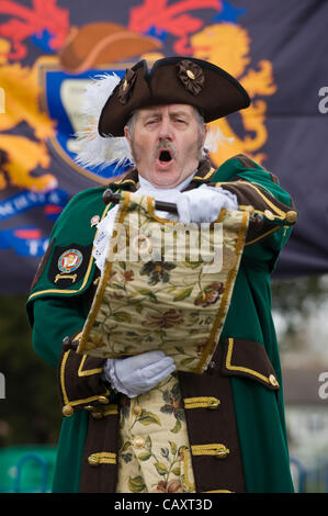 Mike Vescovo di Frome a competere in Bromyard Città Internazionale Festival Criers 2012 tenutasi a Monsummano Terme, Herefordshire, England, Regno Unito Foto Stock