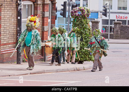 Bristol, Regno Unito, 5 maggio, 2012. Gli operatori rivestita di stracci iniziare la salita di St Michael's Hill in Bristol, Jack di accompagnamento nel verde, nove piedi di altezza e coperte di verde e fiori. La parata medievale segnando l'inizio dell'estate è stata riproposta in diverse città in Inghilterra recentemente Foto Stock