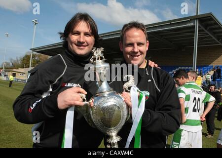 05.05.2012, Bangor, Galles. Cefn Druids FC v i nuovi Santi FC. Manager Carl Darlington (r) e direttore del calcio Craig Harrison (l) con la Football Association of Wales Welsh Cup, giocato a Bangor City FC Nantporth massa. Foto Stock