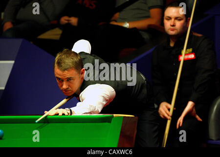 1 maggio 2012 - Sheffield, Inghilterra - 01.05.2012 - Stephen Hendry (Sco) in azione contro Stephen Maguire (Sco) (meglio di 25 frame 2a seconda sessione) ai quarti di finale del World Snooker Snooker campionati a crogiolo, Sheffield. (Credito Immagine: © Michael Cullen/ZUMAPRESS.com) Foto Stock