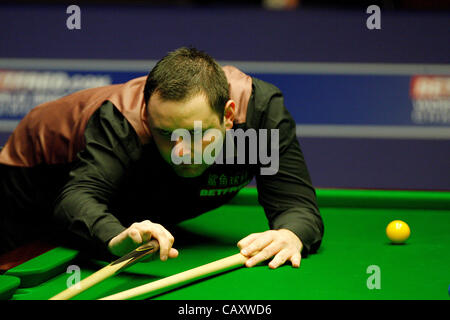 1 maggio 2012 - Sheffield, Inghilterra - 01.05.2012 - Stephen Maguire (Sco) in azione contro Stephen Hendry(Sco) (meglio di 25 frame 2a seconda sessione) ai quarti di finale del World Snooker Snooker campionati a crogiolo, Sheffield. (Credito Immagine: © Michael Cullen/ZUMAPRESS.com) Foto Stock