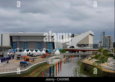 05.05.2012 Londra, Inghilterra. Una vista di pallanuoto arena e sullo sfondo la Aquatics Centre come visto durante il week end finale delle Olimpiadi 2012 test events, parte della London prepara la serie, sul sito olimpico. Foto Stock