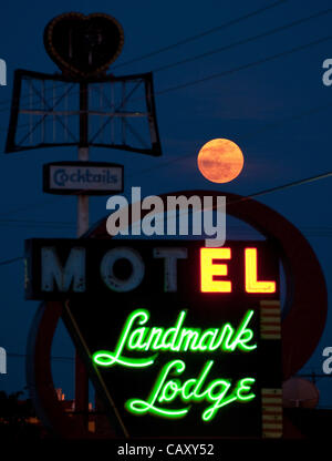 5 maggio 2012 - Ft. Vale la pena, Texas, Stati Uniti d'America - 5 maggio 2012. Fort Worth, Tx. Stati Uniti d'America. Un super luna sorge oltre il neon hotel segni sulla Highway 80 in Ft. Vale la pena, Tx. Il 5 maggio la luna è chiamato un super luna perché è fino al 30 percento più luminoso e 14% maggiore rispetto a un normale luna piena dal momento che la luna è il neares Foto Stock