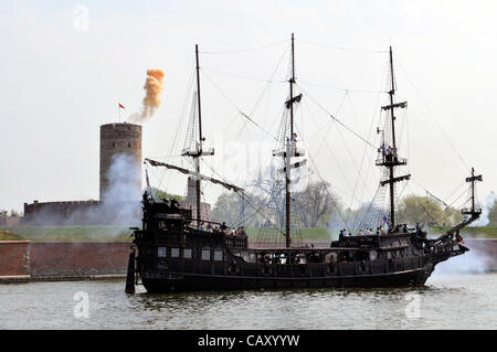 Gdansk, Polonia, 5 maggio 2012. La ricostruzione che mostra i soldati francesi difendono la fortezza e di accesso alla città di Danzica Polonia dal British. Cento e cinquanta reenactors vestito in francese e britannico di uniformi (età delle guerre napoleoniche) tre possenti galeoni, decine di varie armi di calibro Foto Stock