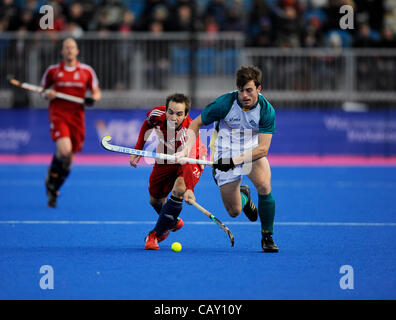 05.05.2012, Riverside Arena, Stratford, Londra, Inghilterra, VISA Invitational International Hockey. Il Riverside Arena, il Parco Olimpico, Stratford, 2012 , in Inghilterra. Gran Bretagna James Tindall e Australia Matthew Swann in azione durante l'Australia vs Gran Bretagna. Foto Stock