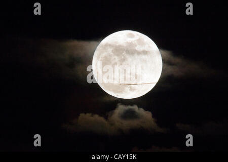 Aviogetti e contrail battenti di fronte a perigree luna piena, o supermoon, salendo su Salida, Colorado, STATI UNITI D'AMERICA Foto Stock