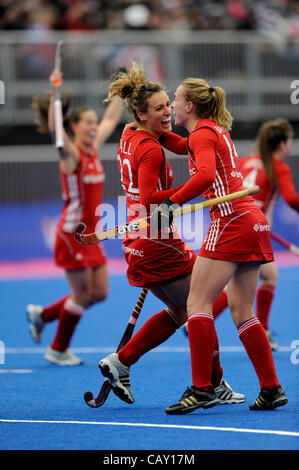 05.05.2012, Riverside Arena, Stratford, Londra, Inghilterra, VISA Invitational International Hockey. Il Riverside Arena, il Parco Olimpico, Stratford, 2012 , in Inghilterra. Gran Bretagna Ashleigh sfera (Centrocampista) celebra dopo un goal. Foto Stock