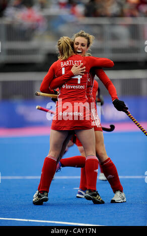 05.05.2012, Riverside Arena, Stratford, Londra, Inghilterra, VISA Invitational International Hockey. Il Riverside Arena, il Parco Olimpico, Stratford, 2012 , in Inghilterra. Gran Bretagna Ashleigh sfera (Centrocampista) e Gran Bretagna Laura Bartlett (Avanti) celebra Ashley's obiettivo. Foto Stock