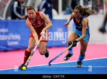 05.05.2012, Riverside Arena, Stratford, Londra, Inghilterra, VISA Invitational International Hockey. Il Riverside Arena, il Parco Olimpico, Stratford, 2012 , in Inghilterra. Gran Bretagna Sarah Thomas (Centrocampista) prende la palla verso il basso la linea durante la Gran Bretagna vs Argentina corrispondono. Foto Stock