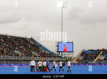 06.05.2012 Londra, Inghilterra. In Germania il warm up per uomini della Medaglia d Oro match tra Germania e Australia il giorno 5 della Visa International Invitational torneo di hockey presso la riva del fiume Arena sul Parco Olimpico. (Questo è un 2012 Olimpiadi evento di prova, parte di Londra si prepara la serie). Foto Stock