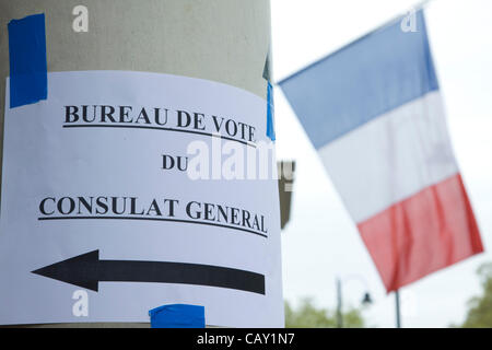 Domenica 6 maggio , 2012. Consolato Generale di Francia a Londra è aperto per i cittadini francesi a votare al secondo turno delle elezioni presidenziali del 6 maggio tra l'ala destra incombente Nicolas Sarkozy e l'ala sinistra candidato Francois Hollande. Foto Stock