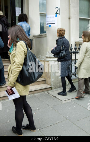 A Londra il 6 maggio 2012. Consolato Generale di Francia a Londra è aperto per i cittadini francesi a votare al secondo turno delle elezioni presidenziali del 6 maggio tra l'ala destra incombente Nicolas Sarkozy e l'ala sinistra candidato Francois Hollande. Foto Stock