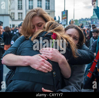 Parigi, Francia, la folla che celebra i risultati delle elezioni presidenziali francesi, (Francois Hollande), vota la francia, la gente abbraccia festeggiando Foto Stock