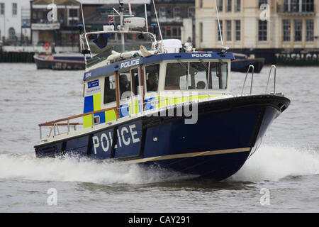 Londra, Regno Unito. 06 Maggio, 2012. La Metropolitan Police Marine pattuglie di unità la zona intorno al dispositivo HMS Ocean durante i Giochi olimpici la sicurezza di esercizio. Foto Stock