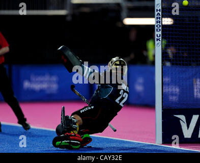 06.05.2012, Riverside Arena, Stratford, Londra, Inghilterra, VISA Invitational International Hockey. Il Riverside Arena, il Parco Olimpico, Stratford, 2012 , Inghilterra.Australia Nathan hamburger, portiere appena non riesce a tenere la palla al di fuori della rete alla Germania di angolo di penalità durante l'oro med Foto Stock