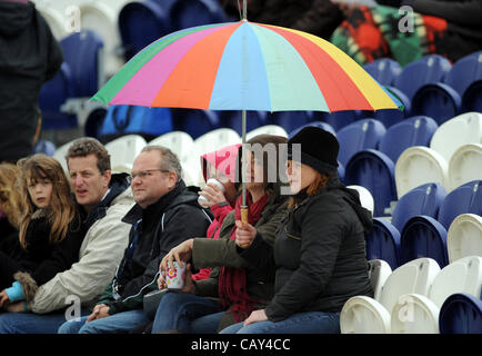 Brighton, Regno Unito. 07 Maggio, 2012. Hove Regno Unito - spettatori riparo sotto gli ombrelloni durante la doccia a pioggia a Probiz County Ground in Hove Foto Stock