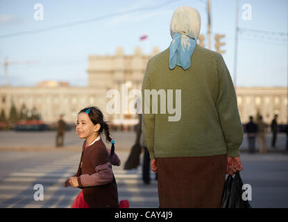 Samara, Russia. 06 Maggio, 2012. immagine mostra il popolo russo presso la piazza Kuybyshev ,nel centro di Samara, prima vittoria annuale Giorno in Russia la parata repetion Foto Stock