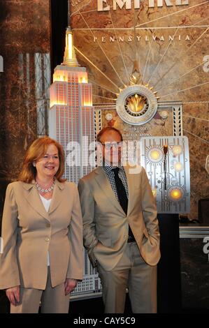 7 maggio 2012 - Manhattan, New York, Stati Uniti - ALTON marrone con SUSAN UNGARO, Presidente della James Beard Foundation. Alton Brown, premiato personalità televisiva, autore e conduttore del 2012 James Beard Foundation Awards, luci e guidate l'Empire State Building in riconoscimento del James Beard Foto Stock