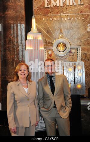 7 maggio 2012 - Manhattan, New York, Stati Uniti - ALTON marrone con SUSAN UNGARO, Presidente della James Beard Foundation. Alton Brown, premiato personalità televisiva, autore e conduttore del 2012 James Beard Foundation Awards, luci e guidate l'Empire State Building in riconoscimento del James Beard Foto Stock