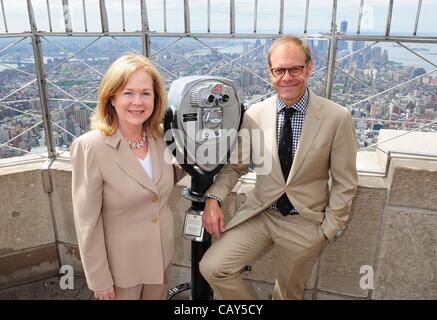 7 maggio 2012 - Manhattan, New York, Stati Uniti - ALTON marrone con SUSAN UNGARO, Presidente della James Beard Foundation. Alton Brown, premiato personalità televisiva, autore e conduttore del 2012 James Beard Foundation Awards, luci e guidate l'Empire State Building in riconoscimento del James Beard Foto Stock