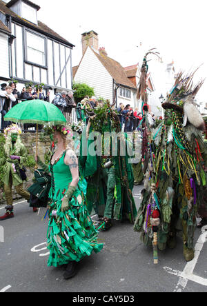 Hastings, Regno Unito. 07 Maggio, 2012. Il martinetto nel verde processione fa il suo modo attraverso Hastings su May Bank Holiday. lvn Foto Stock