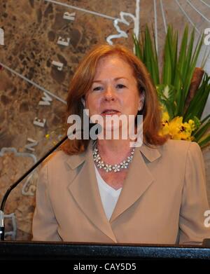 7 maggio 2012 - Manhattan, New York, Stati Uniti - SUSAN UNGARO, Presidente della James Beard Foundation, parla come Alton Brown, premiato personalità televisiva, autore e conduttore del 2012 James Beard Foundation Awards, luci e guidate l'Empire State Building in riconoscimento del James Beard fondazioni Foto Stock