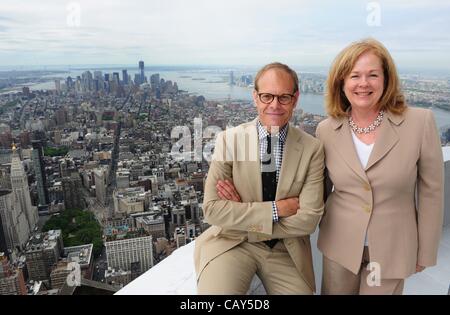 7 maggio 2012 - Manhattan, New York, Stati Uniti - ALTON marrone con SUSAN UNGARO, Presidente della James Beard Foundation. Alton Brown, premiato personalità televisiva, autore e conduttore del 2012 James Beard Foundation Awards, luci e guidate l'Empire State Building in riconoscimento del James Beard Foto Stock