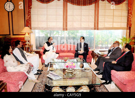 Il primo ministro, Syed Yousuf Raza Gilani nell incontro con il Governatore Khyber-Pakhtoonkhawa, Barrister Massud Kausar, Chief Minister, Ameer Haider Khan Hoti, Balochistan Chief Minister, Raisani Aslam e Azad Jammu Kashmir (AJK) vice primo ministro, Ch.Muhammad Yaseen Foto Stock