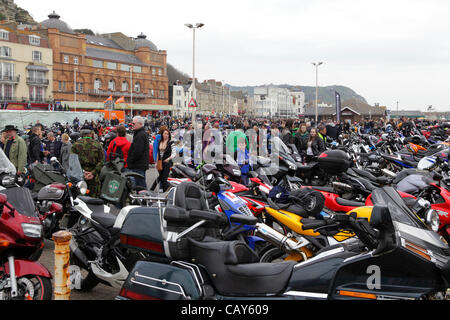 Ammassato moto parcheggiata sul lungomare di Hastings a Hastings annuale giorno di maggio percorso bike, East Sussex, Inghilterra, GB Foto Stock