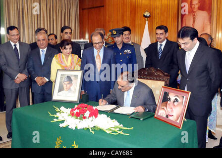 Presidente Asif Ali Zardari segni Borse (Corporatization, Demutualization e integrazione) atto durante la cerimonia tenutasi a Aiwan-e-Sadr a Islamabad il lunedì, 7 maggio 2012. Foto Stock