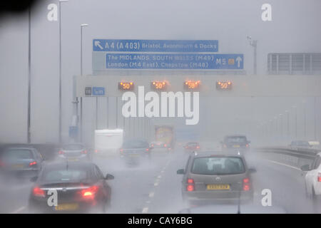 Una pesante pioggia tempesta sulla northbound M5 in Somerset rende la guida insidioso per la pesante lunedì festivo traffico, 7 maggio 2012. La zona è ufficialmente in periodo di siccità e soggette a un divieto di tubo flessibile. Foto Stock