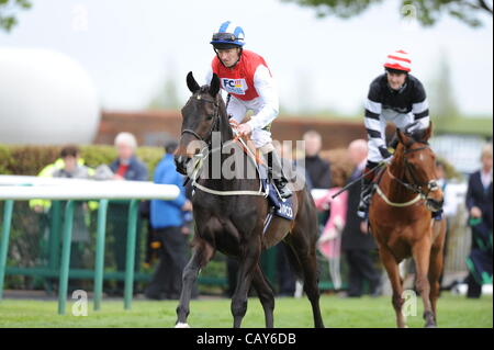 06.05.2012Newmarket Inghilterra. Newmarket festival di corse. Uragano Higgins con Joe Fanning fino al supporto Qipco British Racing Stakes. Foto Stock