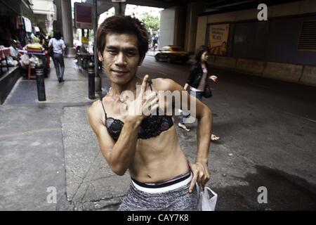 Bangkok Thailandia Settembre 2018 Uomo Con Cappuccio Che Indossa Una — Foto  Editoriale Stock © zephyr18 #216227058