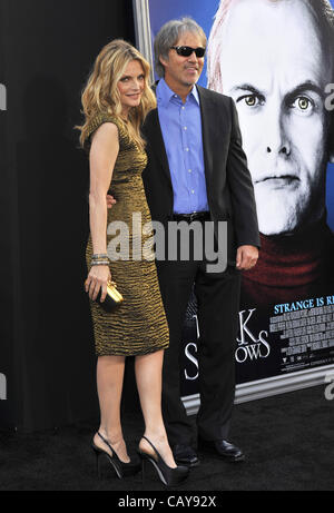 7 maggio 2012 - Los Angeles, California, Stati Uniti - Michelle Pfeiffer, David E. Kelley frequentando il Los Angeles Premiere di ''Dark ombre"" tenutasi presso il Grauman's Chinese Theatre in Hollywood, la California il 7 maggio 2012. 2012(Immagine di credito: Â© D. lunga/Globe foto/ZUMAPRESS.com) Foto Stock