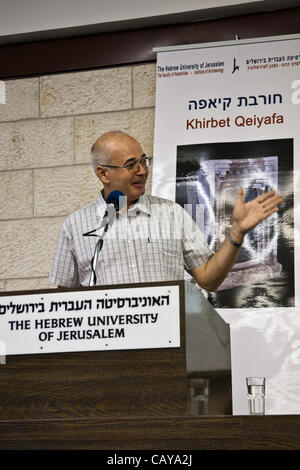 Archeologo Prof. Yosef Garfinkel spiega il significato di Khirbet Qeiyafa scoperte in una università ebraica assemblati conferenza stampa per annunciare i risultati e la loro storica e significato biblico. Gerusalemme, Israele. 8-Maggio-2012. Foto Stock