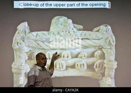 Archeologo Prof. Yosef Garfinkel spiega il significato di Khirbet Qeiyafa scoperte in una università ebraica assemblati conferenza stampa per annunciare i risultati e la loro storica e significato biblico. Gerusalemme, Israele. 8-Maggio-2012. Foto Stock