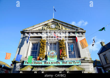 La Guildhall a Helston in Cornwal, UK, decorato per la città Flora annuale celebrazione della giornata, 8 maggio, 2012. Helston Flora giorno è uno dei più antichi superstiti doganale può celebrare la fine dell'inverno. Foto Stock